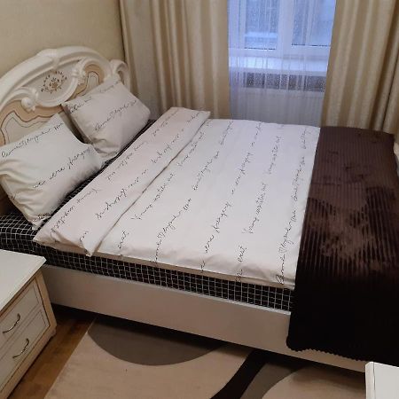 Apartamento Двокімнатна Shepetivka Exterior foto